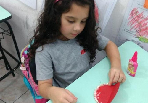 Importância de mastigação. Aprendendo sobre os dentes.